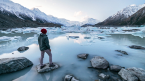 Neuseeland Tourist am See mit eisigem Wasser und schneebedeckten Bergen Foto iStock Skyimages.jpg